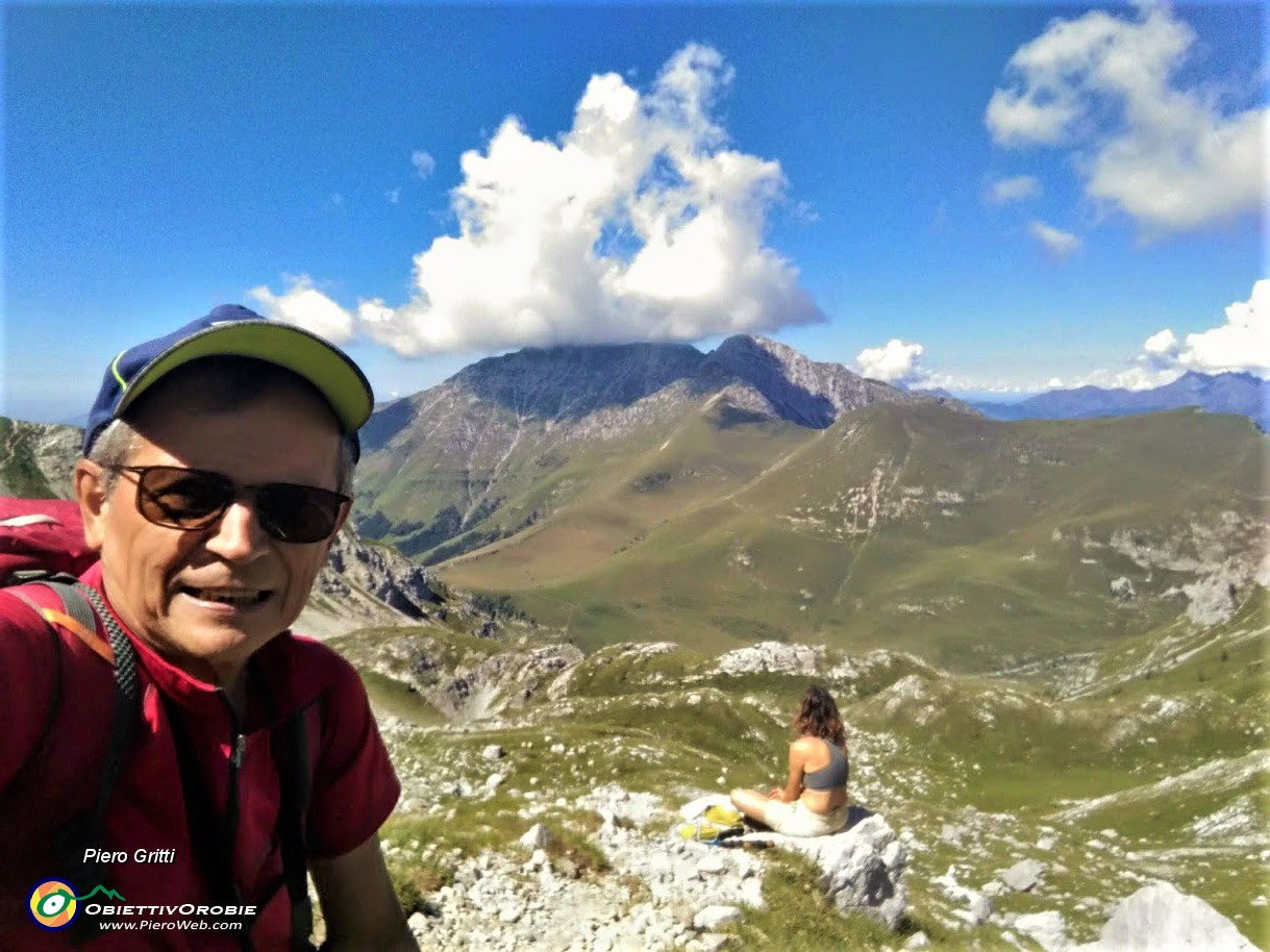 44 Ampia vista sul Mandrone sulla Val Vedra e verso il Menna.jpg